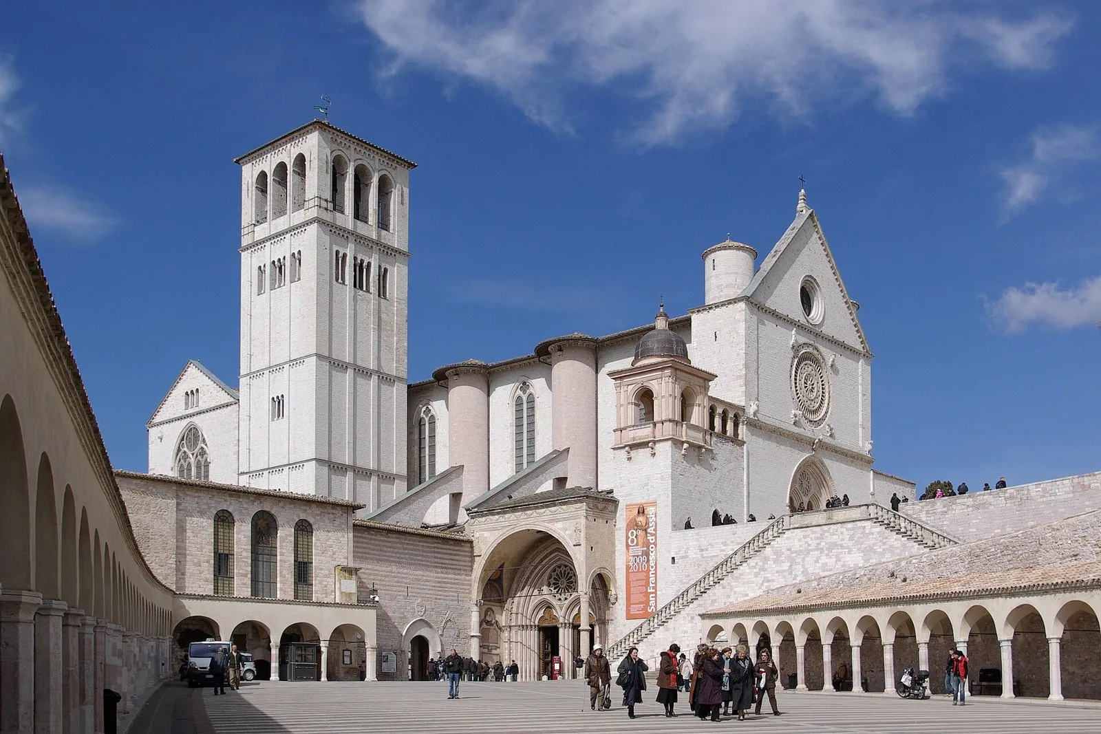 La Basilica di San Francesco ad Assisi vista dalla piazza inferiore porticata, con il campanile romanico