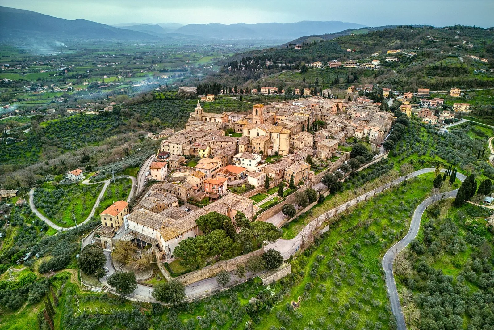Il borgo medievale di Bettona con le sue mura visto dall'alto tra gli uliveti