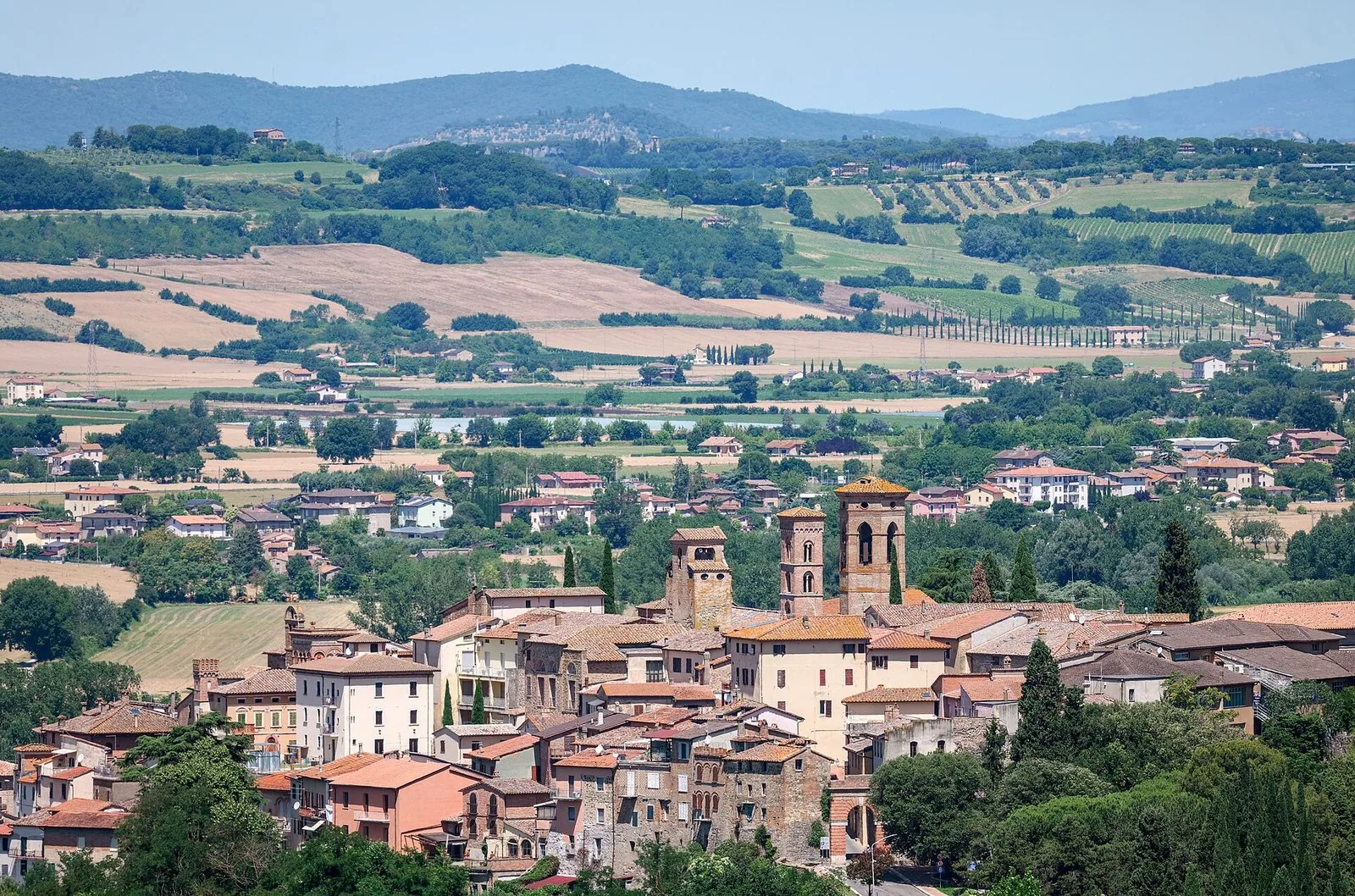 Deruta e la media valle del Tevere con campi coltivati e colline umbre sullo sfondo