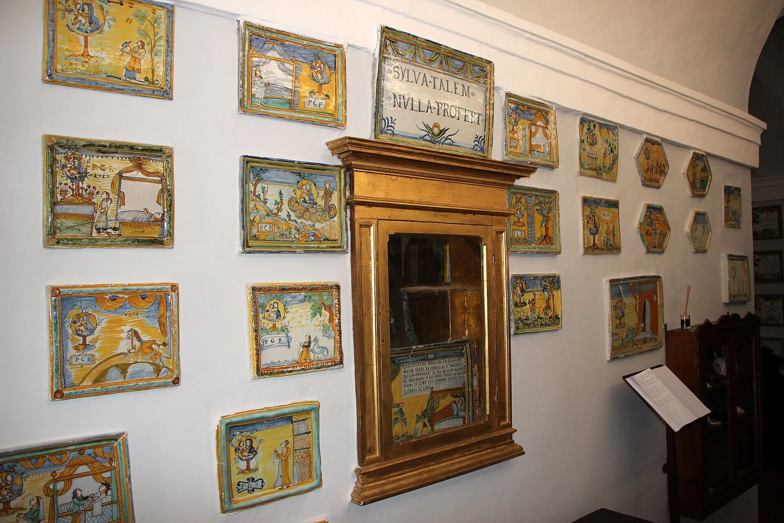 Le tavolette votive in maiolica del Santuario della Madonna dei Bagni a Casalina, appese alle pareti