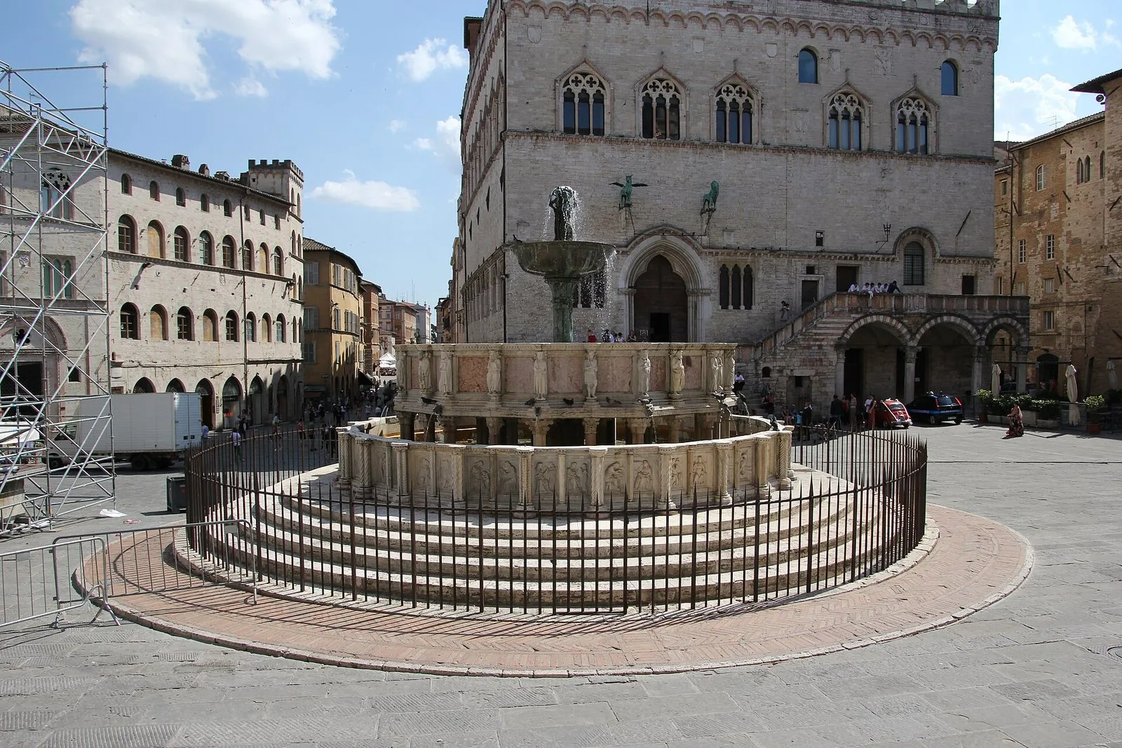 La Fontana Maggiore di Perugia davanti alla facciata gotica del Palazzo dei Priori