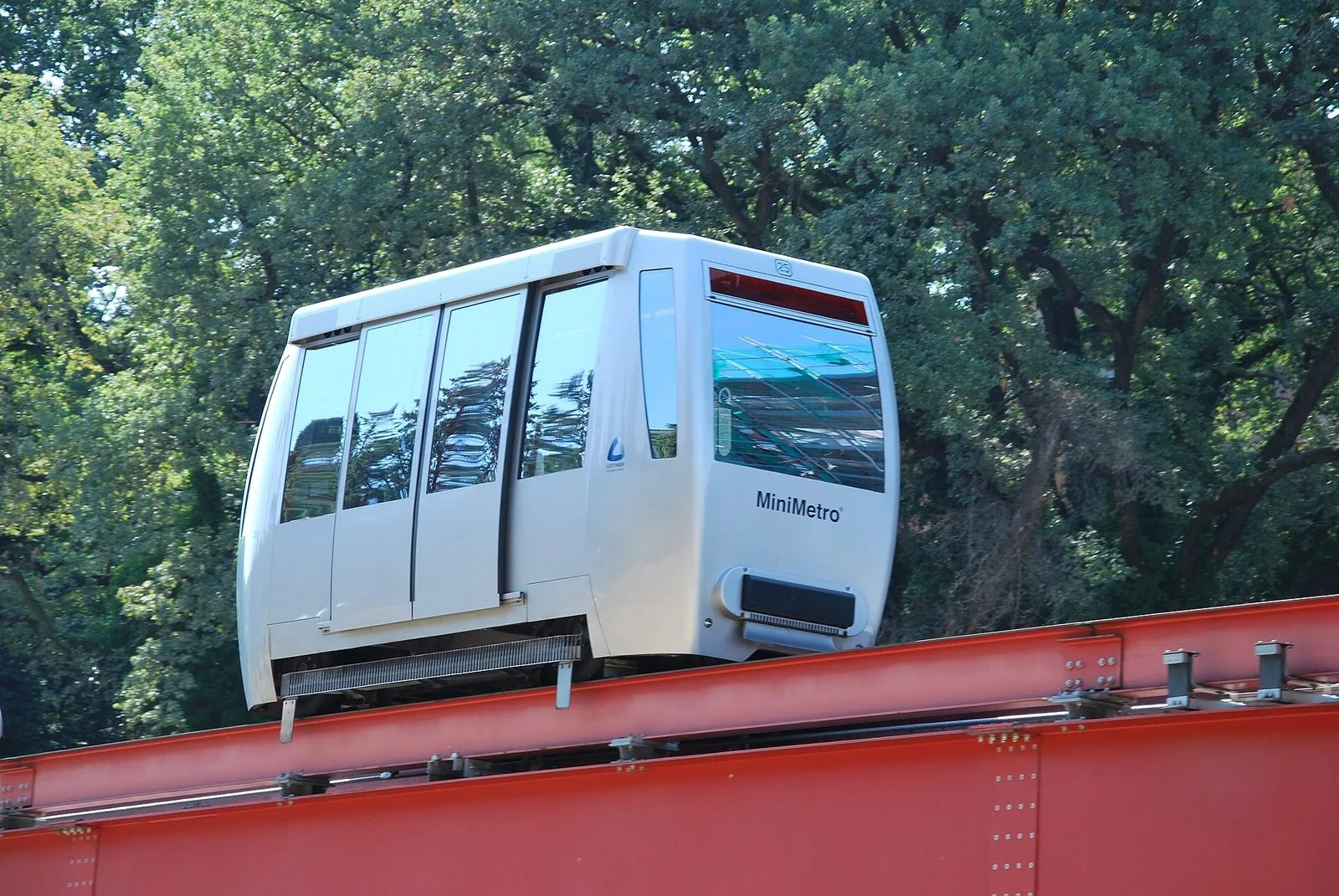 Una cabina del Minimetrò di Perugia sul viadotto rosso sopraelevato