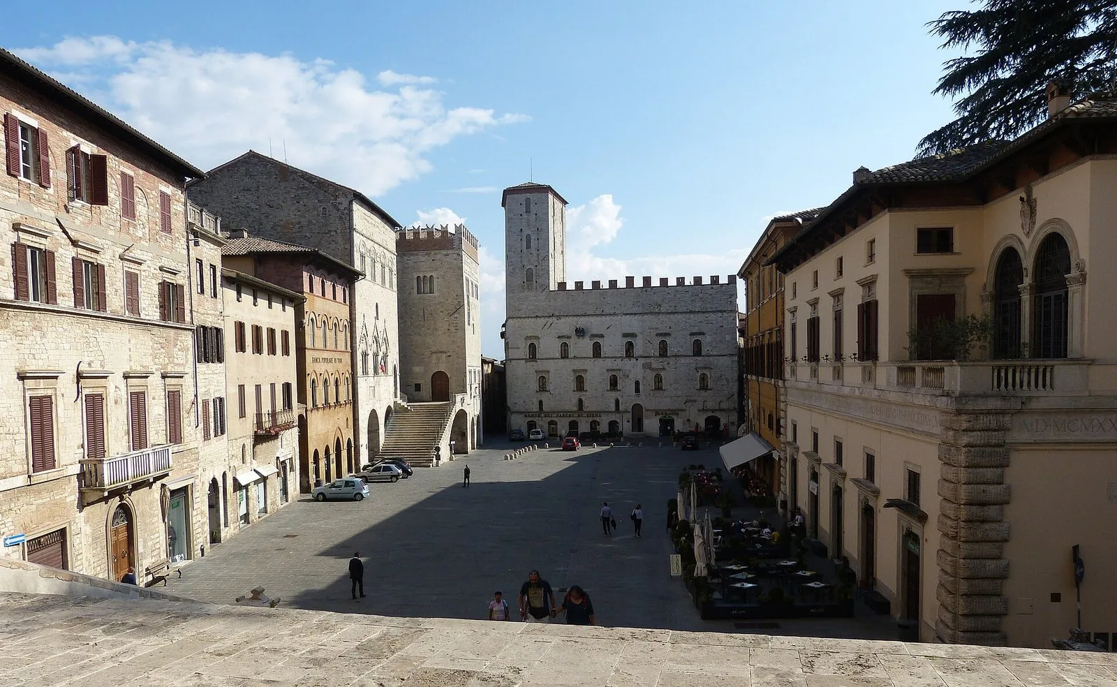 Piazza del Popolo a Todi con il Palazzo dei Priori, il Palazzo del Capitano e i palazzi storici attorno