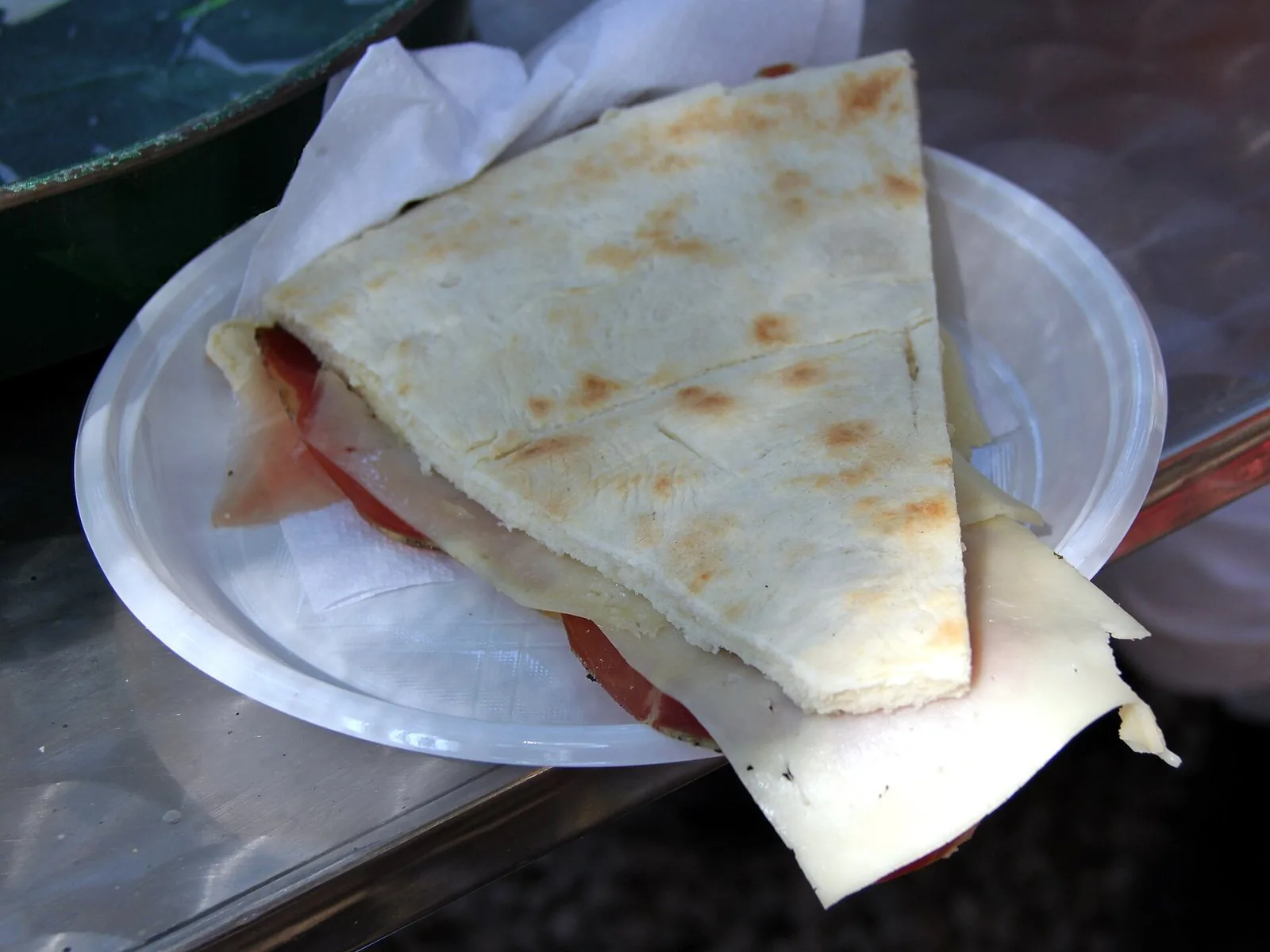 Una torta al testo umbra farcita con prosciutto e formaggio