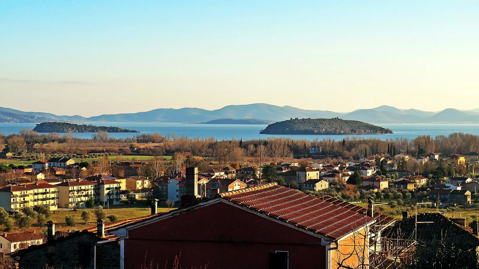 Il Lago Trasimeno con l'Isola Maggiore e l'Isola Minore visto dalle case di Tuoro