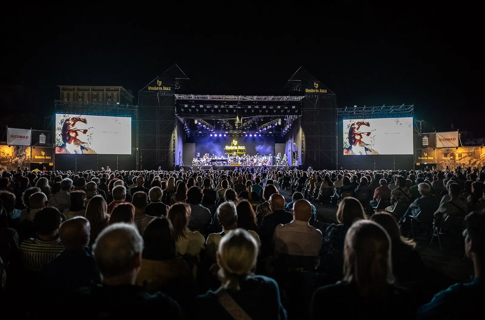 Il pubblico di Umbria Jazz di sera davanti al palco dell'Arena Santa Giuliana a Perugia